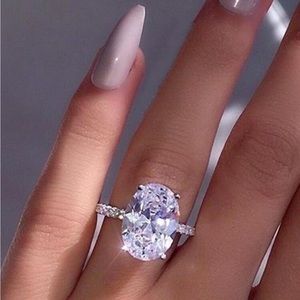 Gorgeous✨Silver Plated Simulated Diamonds Oval Ring✨